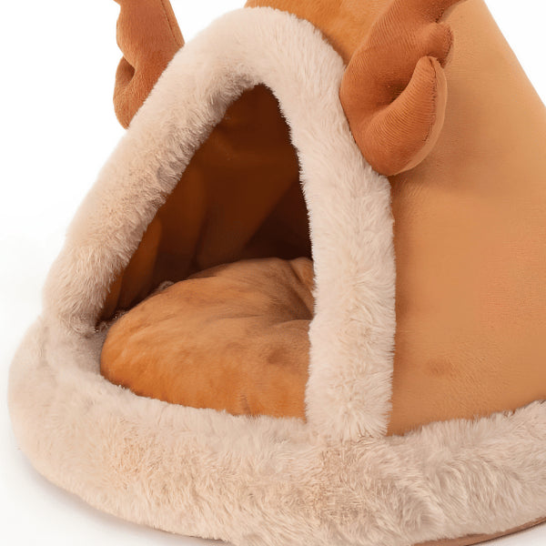 Abri chaton avec entrée large bordée de peluche facilitant accès et repos quotidien