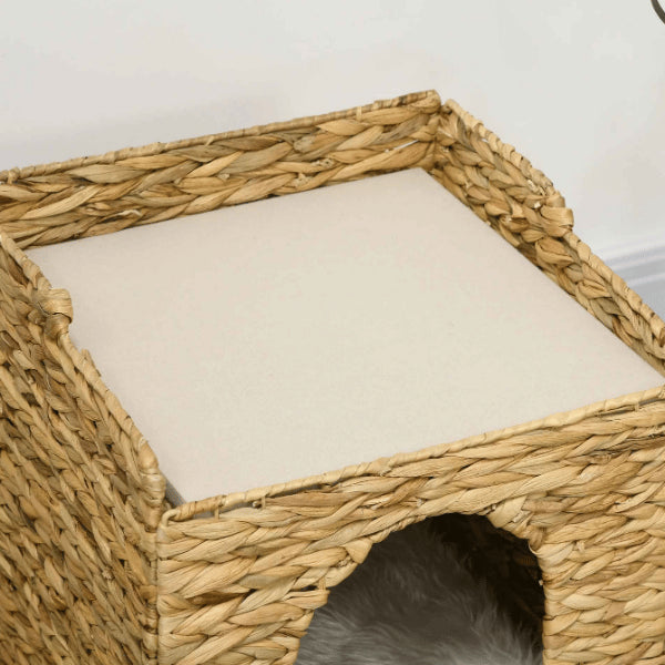 Cabane chat avec plateforme supérieure idéale pour observer et se reposer confortablement