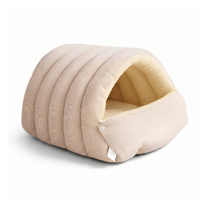 Cabane chaton beige ultra douce créant un cocon rassurant pour dormir paisiblement