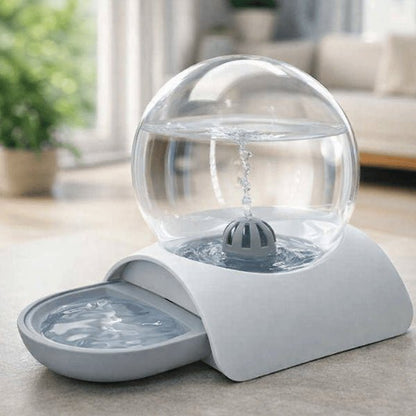 Distributeur eau pour chat sans fil et sans filtre gris au design simple favorisant une hydratation continue