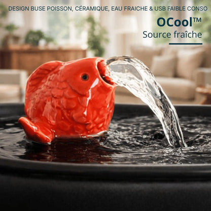 Fontaine chat en céramique à buse poisson rouge versant un jet d’eau continu dans un bassin noir - OCool™