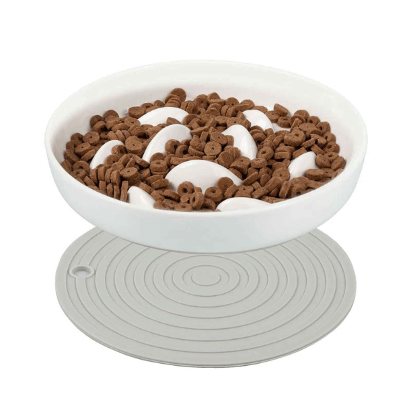 Gamelle anti glouton blanche avec croquettes servies et tapis antidérapant