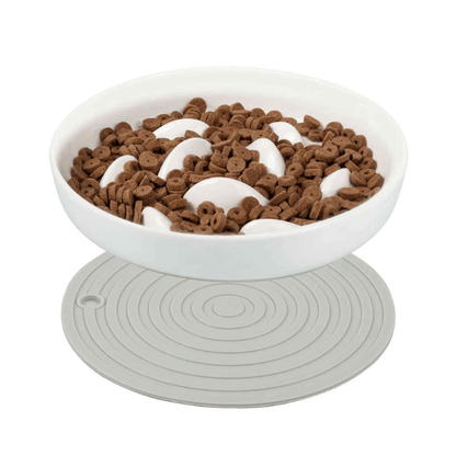 Gamelle anti glouton blanche avec croquettes servies et tapis antidérapant