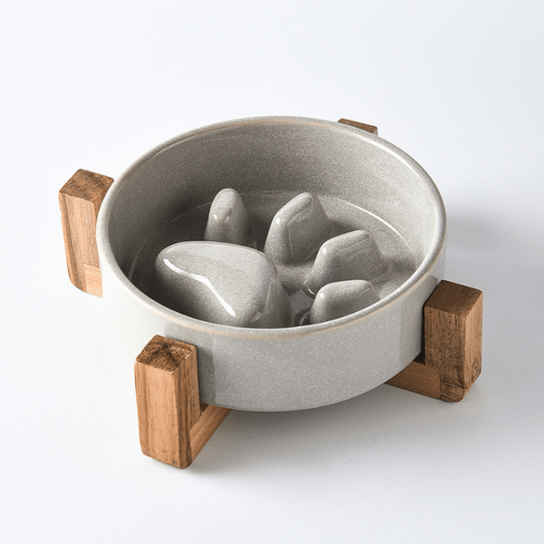 Gamelle anti glouton en céramique ZenCroquette™ sur support en bois – vue 3/4