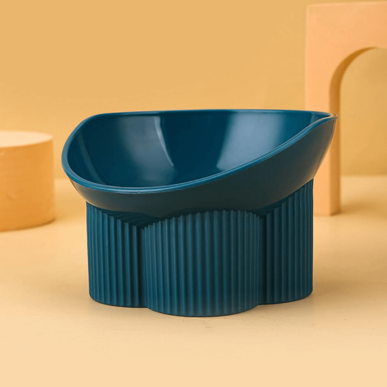 Gamelle chat anti renversement Anti-tipCatBowls™ surélevée bleue dans salon