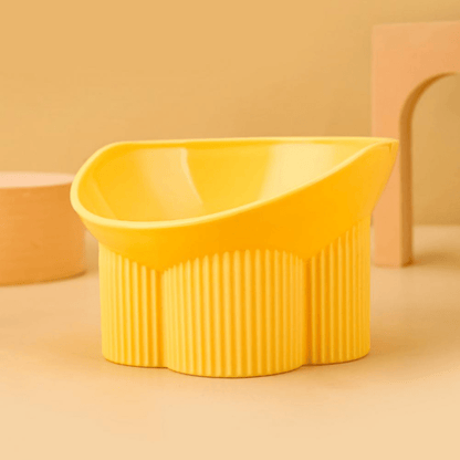Gamelle chat anti renversement Anti-tipCatBowls™ surélevée jaune dans salon