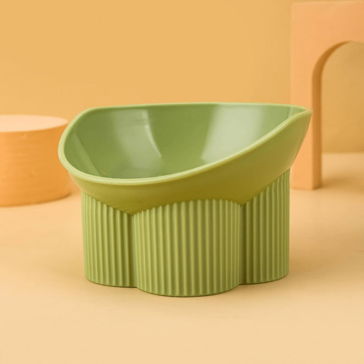 Gamelle chat anti renversement Anti-tipCatBowls™ surélevée verte dans salon