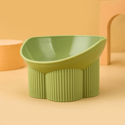 Gamelle chat anti renversement Anti-tipCatBowls™ surélevée verte dans salon
