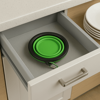 Gamelle chat pliable silicone vert pliée dans tiroir de rangement cuisine Bowl-Trip™