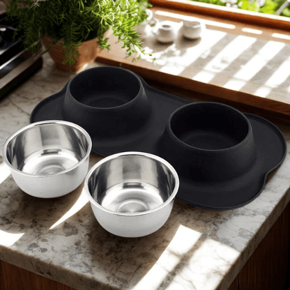 Gamelles chaton double bol inox amovible avec tapis silicone noir posé sur table cuisine - Doudouble Bowl™