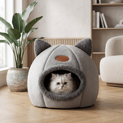 Maison pour chat avec félin installé confortablement dans un refuge doux et apaisant