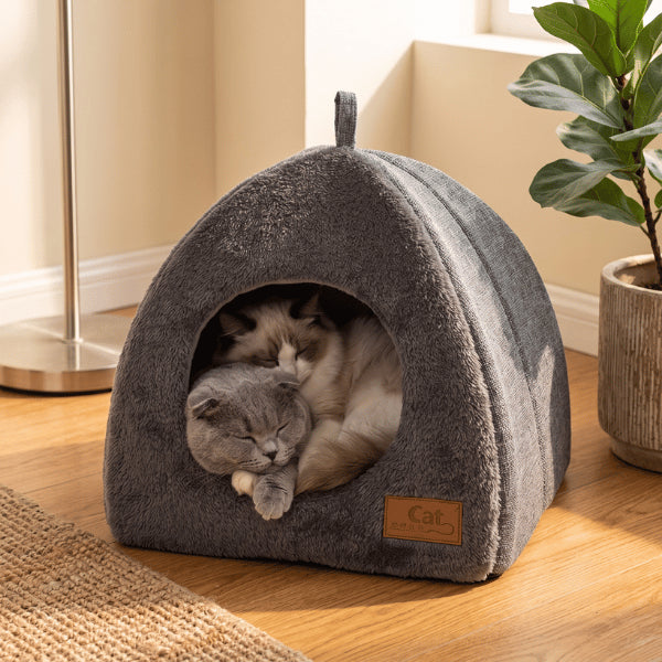 Niche pour chat spacieuse accueillant confortablement deux félins dans un refuge ultra douillet