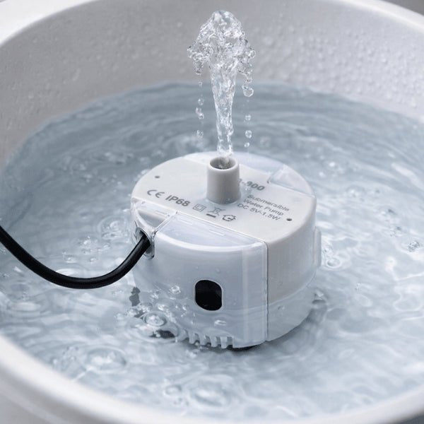 Pompe fontaine à eau chat immergée avec jet d’eau continu