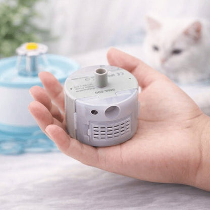 Pompe fontaine à eau chat tenue en main montrant sa taille compacte