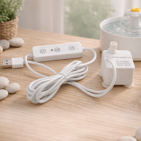 Pompe pour fontaine à eau pour chat avec télécommande externe posée sur table