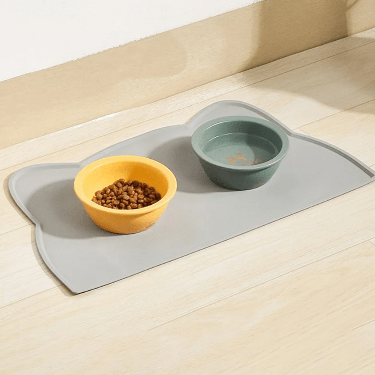 Tapis gamelle chat gris anthracite avec gamelle eau et croquettes KittyPlacemat™